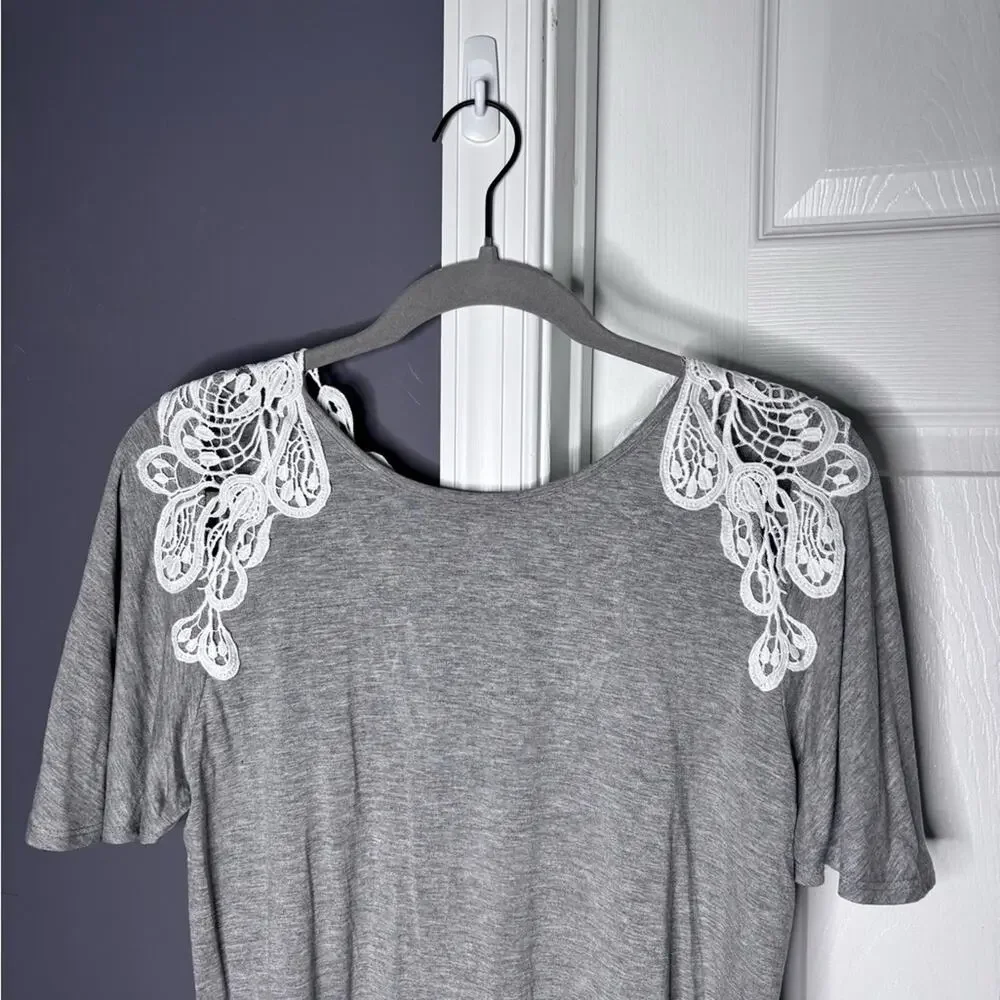 Anna Cai Gray Lace Detail Short Sleeve Flowy Top Size Small - Picture 2 of 6